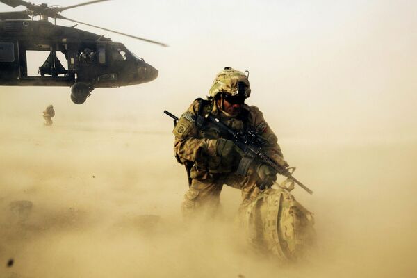 Американский солдат во время высадки в районе Джелалабада в Афганистане