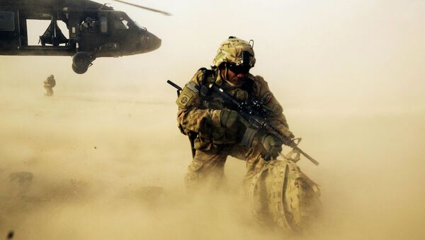 Американский солдат во время высадки в районе Джелалабада в Афганистане