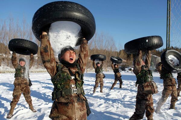 Солдаты китайской армии во время тренировки