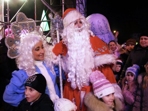 Дед Мороз и Снегурочка на торжественном открытии главной елки Донецкой народной республики (ДНР) в Донецке