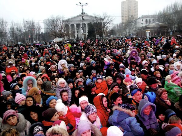 Местные жители на торжественном открытии главной елки Донецкой народной республики (ДНР) на площади имени Ленина в Донецке