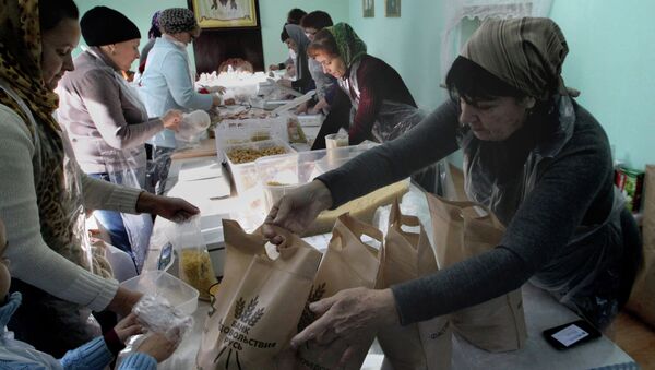 Фасовка и выдача благотворительных обедов для малоимущих во Владивостоке