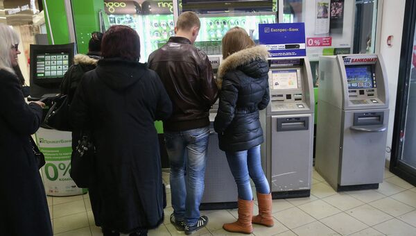 Люди стоят в очереди в один из банкоматов в Симферополе. Архивное фото