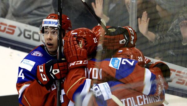 Игроки сборной России в матче группового этапа молодежного чемпионата мира по хоккею между сборными России и Дании