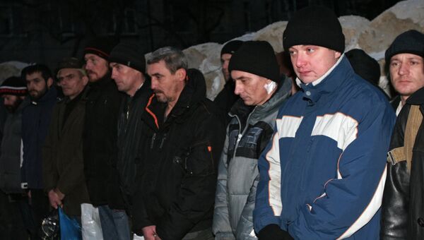 Украинские пленные во время обмена между ополченцами ДНР и украинскими силовиками