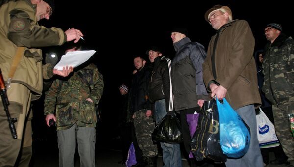 Украинские пленные во время обмена между ополченцами ДНР и украинскими силовиками
