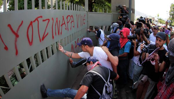 Протестующие напали на военную базу в мексиканском городе Игуала, где пропали 43 студента, 26 декабря 2014