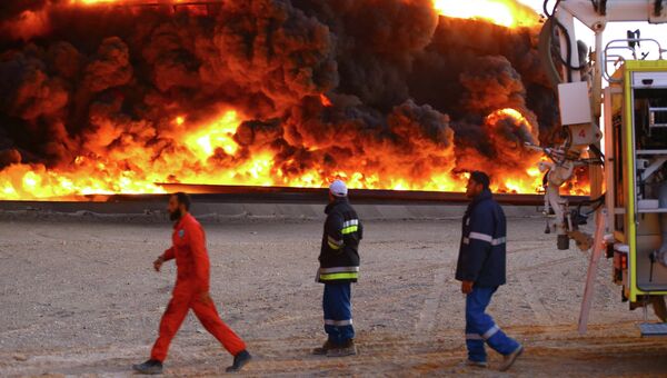 Горящая нефтяная цистерна в ливийском порту Эс-Сидр