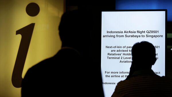 Информационное табло для ожидающих рейса QZ8501 компании Air Asia в аэропорту Чанги