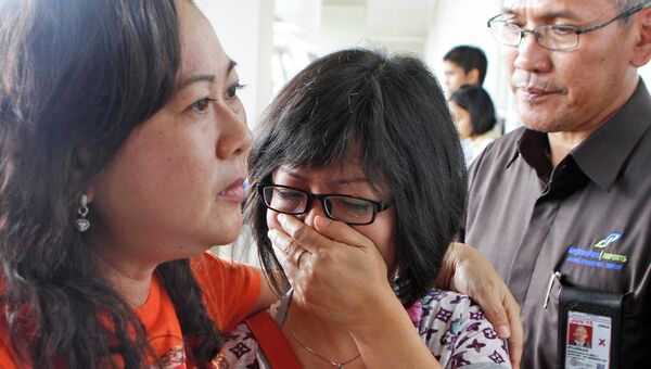 Родственники пассажиров пропавшего рейса QZ8501 компании Air Asia