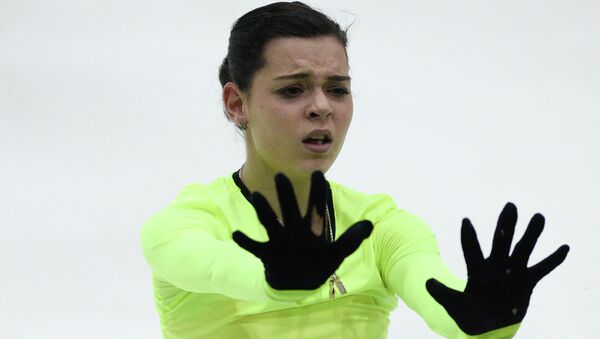 Аделина Сотникова выступает в произвольной программе женского одиночного катания на контрольных прокатах сборной России. Архивное фото