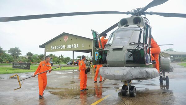 Индонезийский вертолет готовится вылететь на поиски пропавшего самолета компании Air Asia, 28 декабря 2014