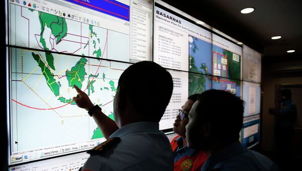 Военные и спасатели ведут поиски пропавшего самолета Air Asia, 29 декабря 2014