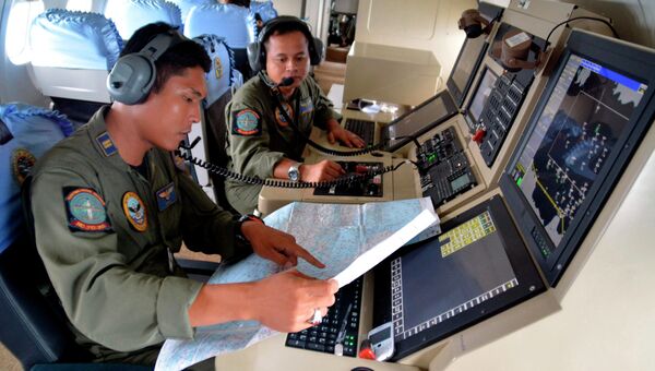 Военнослужащие индонезийского военно-морского флота во время поисков пропавшего рейса QZ8501 компании Air Asia