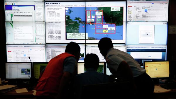 Центр управления полетами Джакарты во время поисков пропавшего рейса QZ8501 компании Air Asia