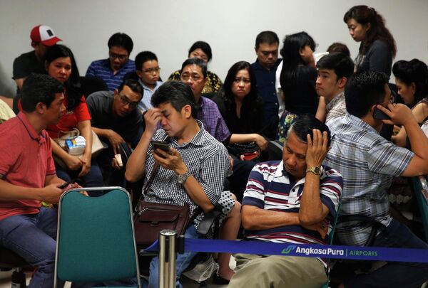 Родственники пассажиров пропавшего рейса QZ8501 компании Air Asia