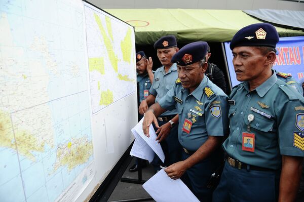 Индонезийские военнослужащие в международном аэропорту Сурабаи во время поисков пропавшего рейса QZ8501