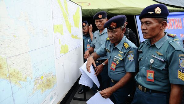 Индонезийские военнослужащие в международном аэропорту Сурабаи во время поисков пропавшего рейса QZ8501