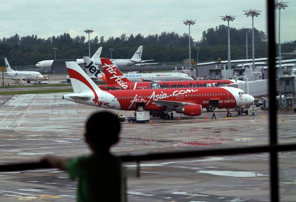 Самолеты компании Air Asia в аэропорту Чанги в Сингапуре