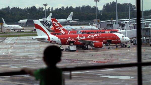 Самолеты компании Air Asia в аэропорту Чанги в Сингапуре