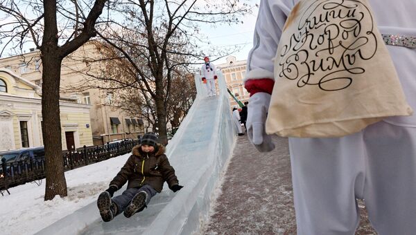 Ледяная горка на Рождественском бульваре в Москве. Архивное фото