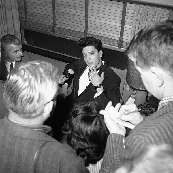 Элвис Пресли общается с журналистами