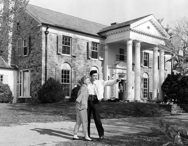 Элвис Пресли с Ивонн Лайм возле своего дома в Грейсленде, Мемфис