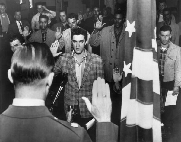 Американский певец Элвис Пресли принимает присягу перед прохождением службы в рядах армии США