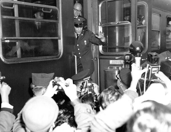 Толпа встречает Элвиса Пресли в военной форме на вокзале города Бремерхафен