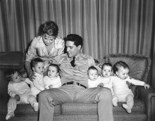 Американский певец Элвис Пресли в окружении детей принимавших участие в съемках фильма Солдатский блюз