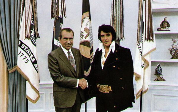 Американский певец Элвис Пресли на встрече с президентом США Ричардом Никсоном в Вашингтоне