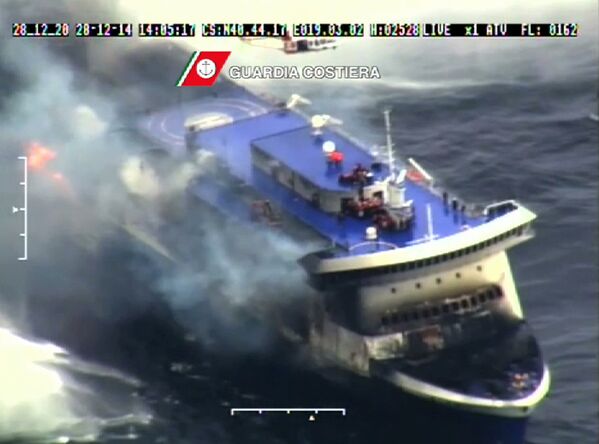 Пожар на пароме Norman Atlantic в Ионическом море. Кадр из видео береговой охраны Италии