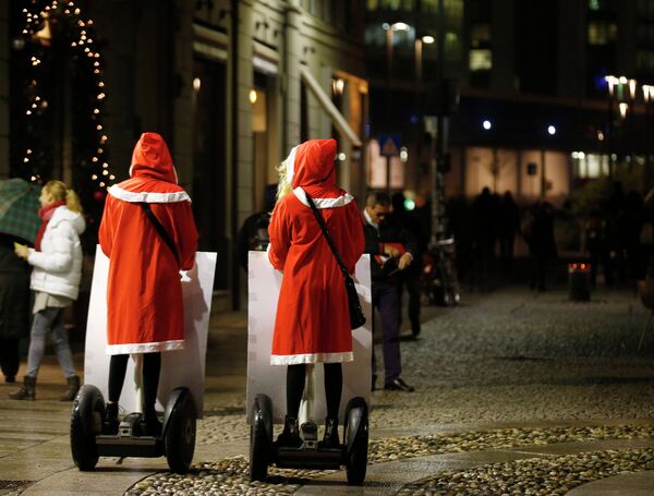 Девушки в костюмах Санта-Клауса в центре Милана