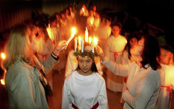 11-летняя девочка в костюме шведской Снегурочки Лючии