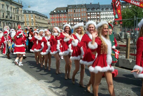 Девушки в костюмах Санта-Клаусов во время парада в Копенгагене