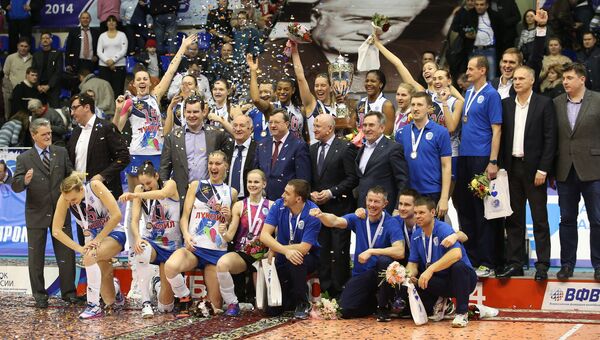 Команда Динамо (Краснодар) после победы в финальном матче Кубка России по волейболу