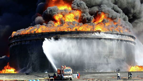 Тушение пожара на нефтяных объектах в Ливии