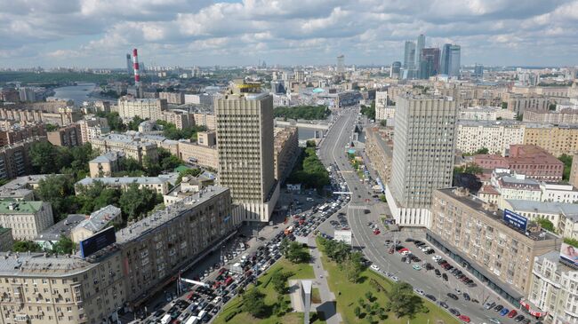 Вид на улицу Смоленская, гостиницу Белград, Бородинский мост и Смоленскую-Сенную площадь с крыши здания МИД Р