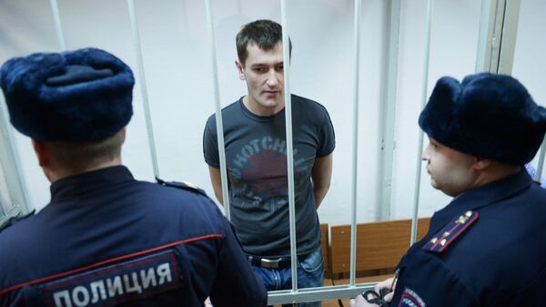 Олег Навальный (в центре), обвиняемый в хищении денег у компании Ив Роше, во время оглашения приговора в Замоскворецком суде города Москвы. Архивное фото