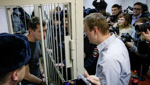 Братья Алексей и Олег Навальные, обвиняемые в хищении денег у компании Ив Роше, во время оглашения приговора в Замоскворецком суде города Москвы