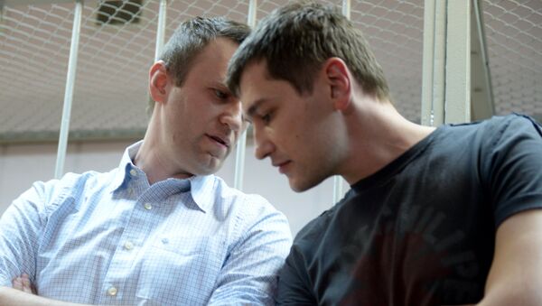 Братья Алексей (слева) и Олег Навальные. Архивное фото