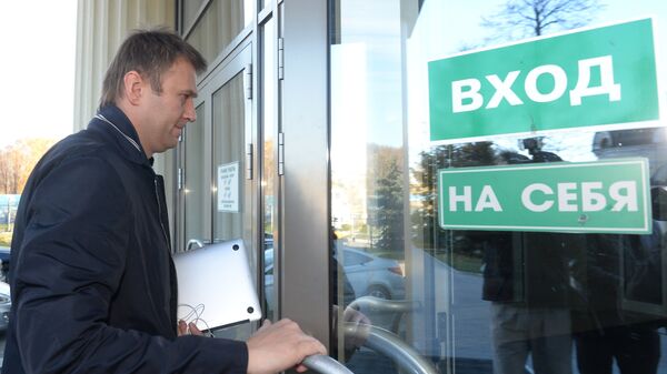Оппозиционер Алексей Навальный у здания Мосгорсуда. Архивное фото
