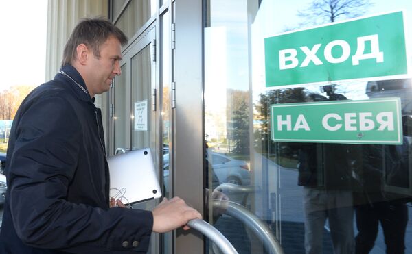 Алексей Навальный перед заседанием суда по делу Ив Роше Алексей Навальный перед заседанием суда по делу Ив Роше
