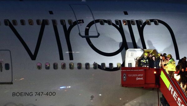 Эвакуация пассажиров аварийного рейса авиакомпании Virgin Atlantic в лондонском аэропорту Гатвик. 29 декабря 2014