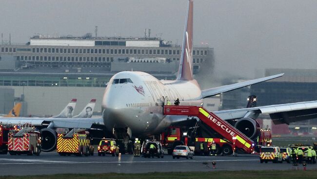 Пассажирский самолет Boeing 747 авиакомпании Virgin Atlantic, совершивший аварийную посадку в лондонском аэропорту Гатвик