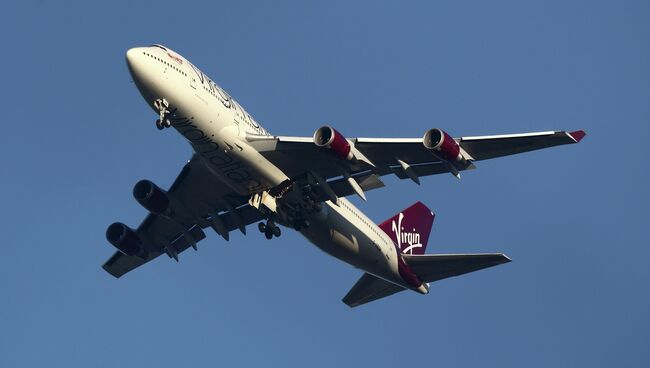 Пассажирский самолет Boeing 747 авиакомпании Virgin Atlantic в лондонском аэропорту Гатвик перед аварийной посадкой, вызыванной неисправностью шасси. 29 декабря 2014