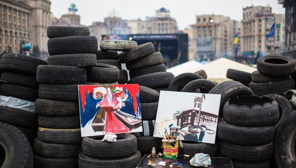Цветы на баррикадах Майдана. Архивное фото
