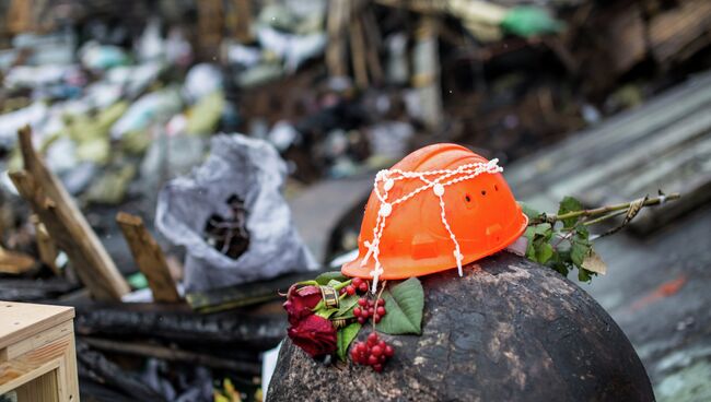 Цветы на баррикадах Майдана, архивное фото