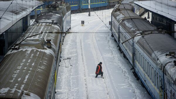 Работник железнодорожного транспорта на вокзале Киева. Архивное фото