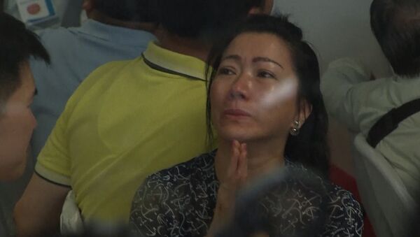 Родственники пассажиров пропавшего Airbus молились и плакали в аэропорту